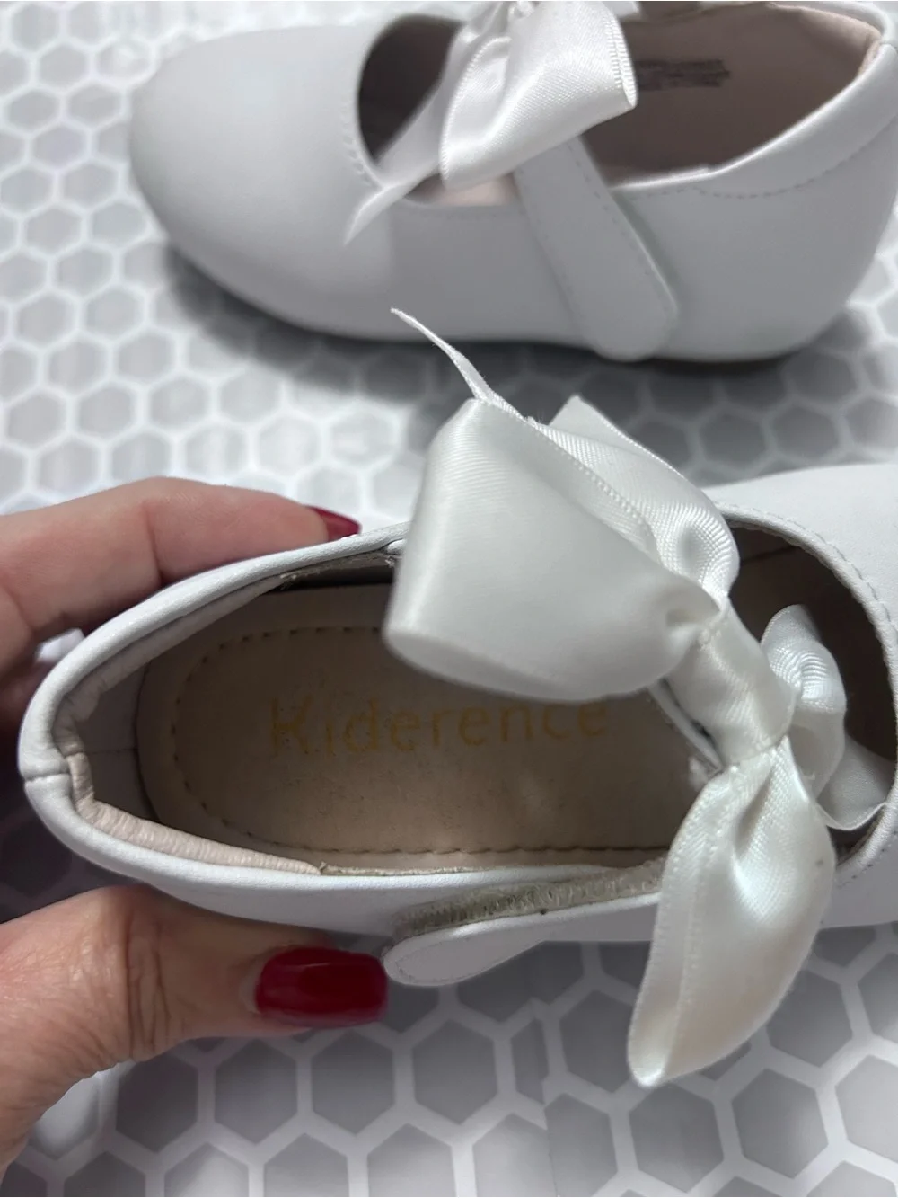 Kiderence White Girls' Satin Bow Mary Jane Dress Shoes. Size 7